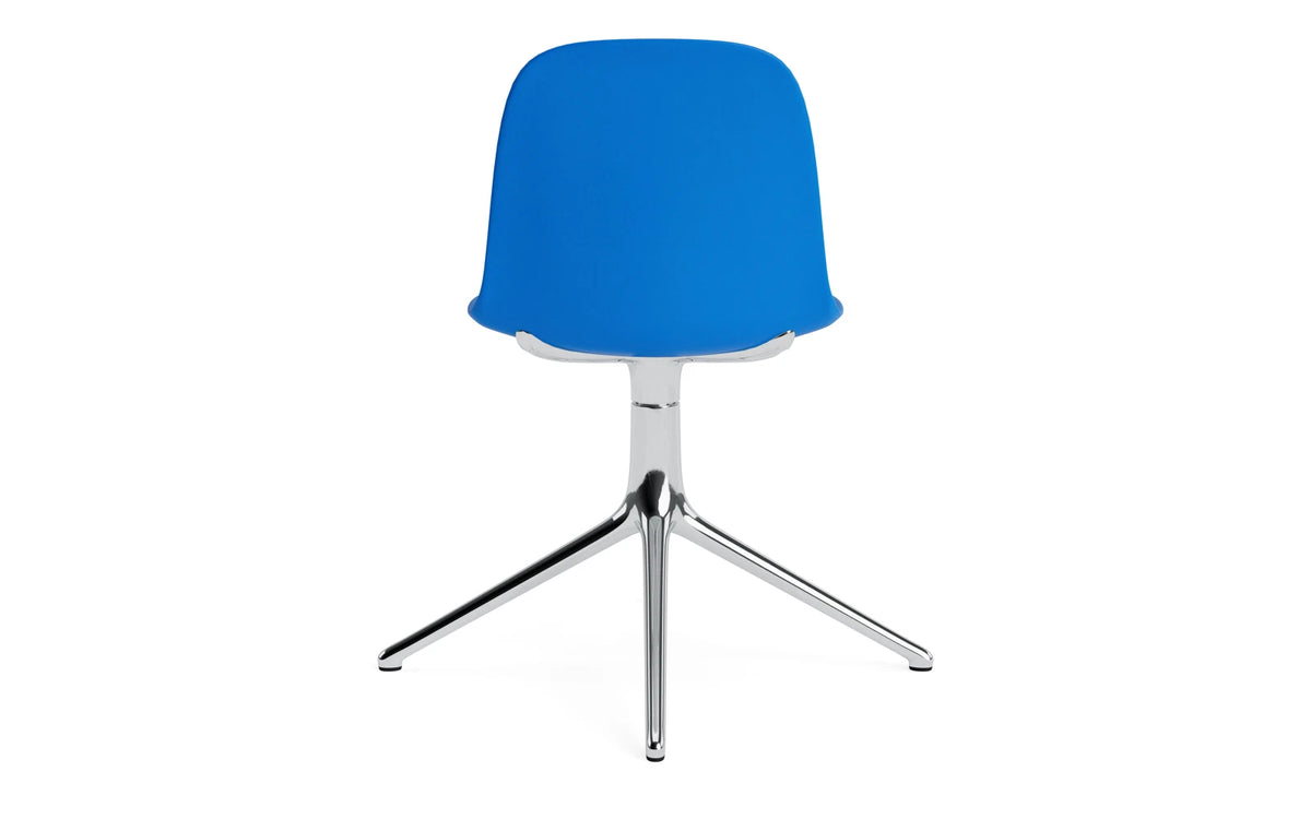Form Drehstuhl Leuchtendes Blau/Aluminium in Leuchtendes Blau präsentiert im Onlineshop von KAQTU Design AG. Drehstuhl ist von Normann Copenhagen