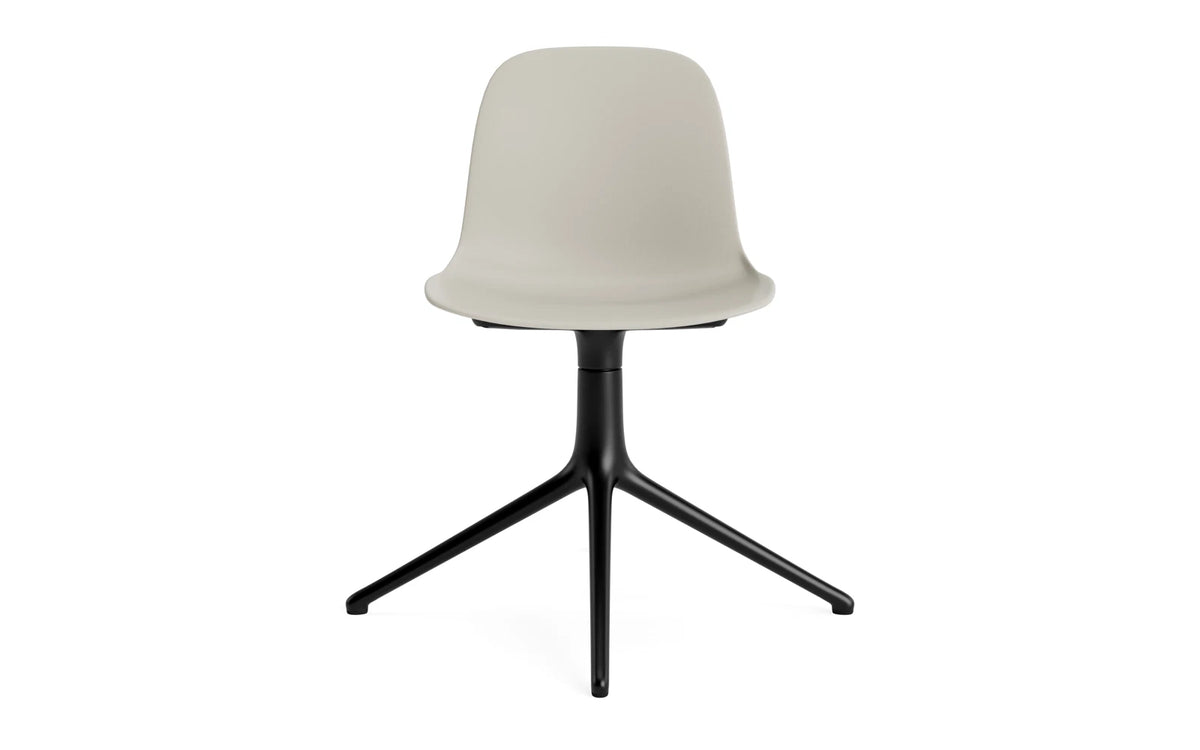 Form Drehstuhl Hellgrau/schwarzes Aluminium in Hellgrau präsentiert im Onlineshop von KAQTU Design AG. Drehstuhl ist von Normann Copenhagen