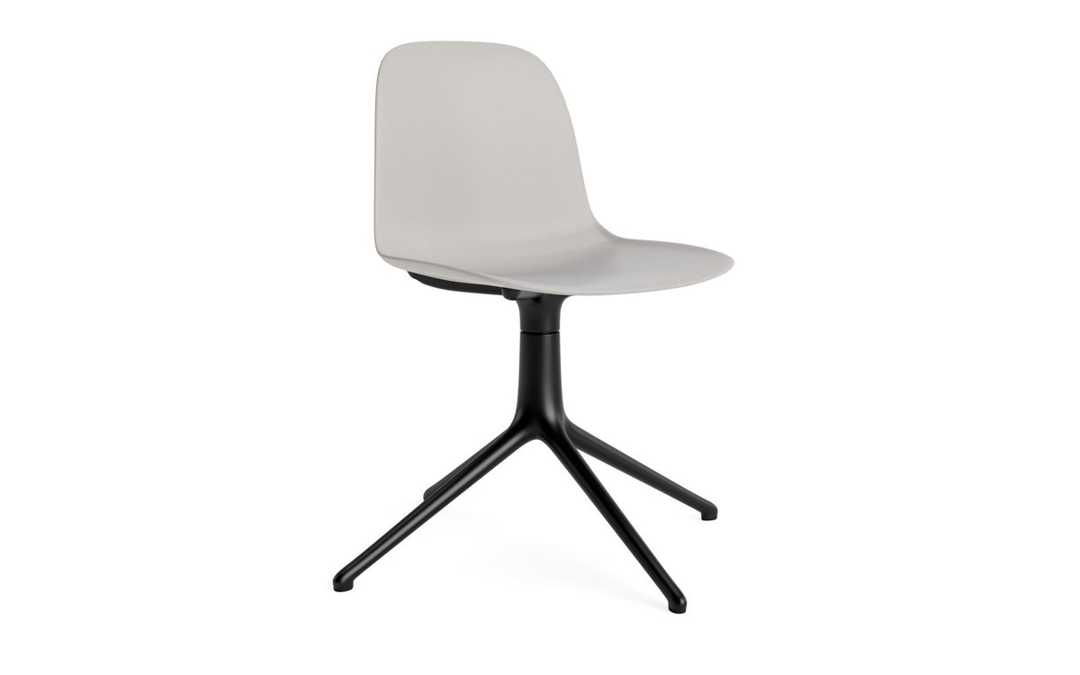 Form Drehstuhl von Normann Copenhagen: Schalensitz aus Plastik in Hellgrau auf einem drehbaren Fussgestell aus schwarzem Aluminium mit vier schlanken Beinen.