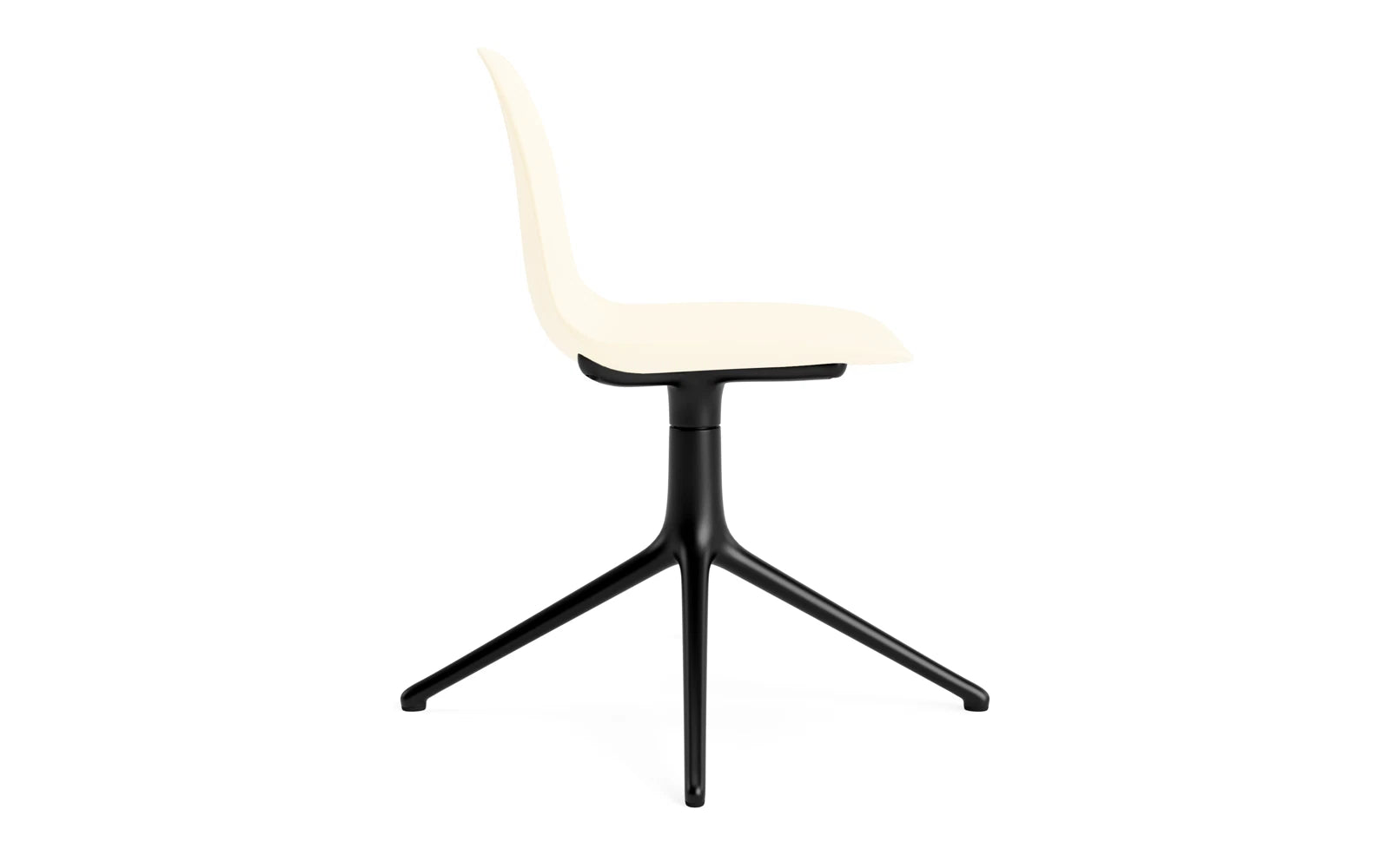 Eleganter Form Drehstuhl in Creme mit schwarzem Aluminiumgestell von Normann Copenhagen. Ideal für modernes Arbeiten und stilvolle Räume.