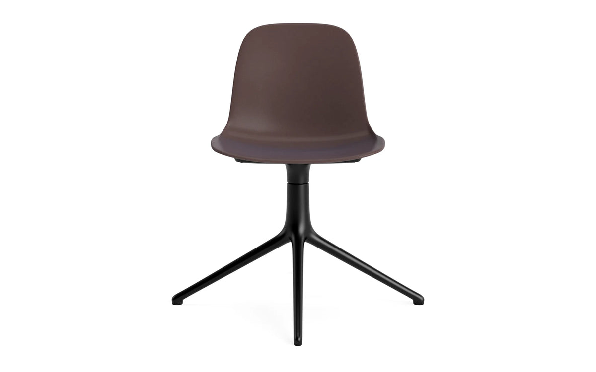 Form Drehstuhl Braun/schwarzes Aluminium in Braun präsentiert im Onlineshop von KAQTU Design AG. Drehstuhl ist von Normann Copenhagen