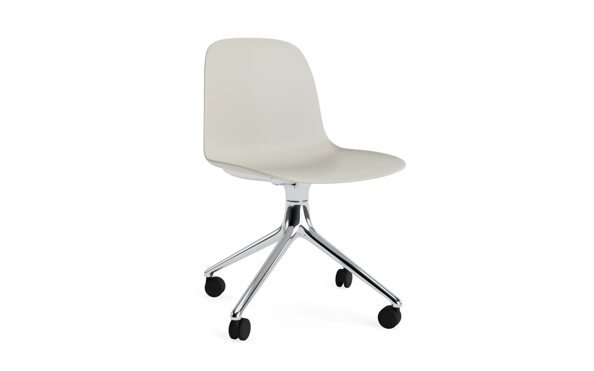 Form Drehstuhl 4W Aluminium/Hellgrau in Hellgrau präsentiert im Onlineshop von KAQTU Design AG. Drehstuhl ist von Normann Copenhagen