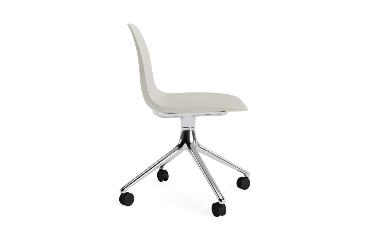 Form Drehstuhl 4W Aluminium/Hellgrau in Hellgrau präsentiert im Onlineshop von KAQTU Design AG. Drehstuhl ist von Normann Copenhagen