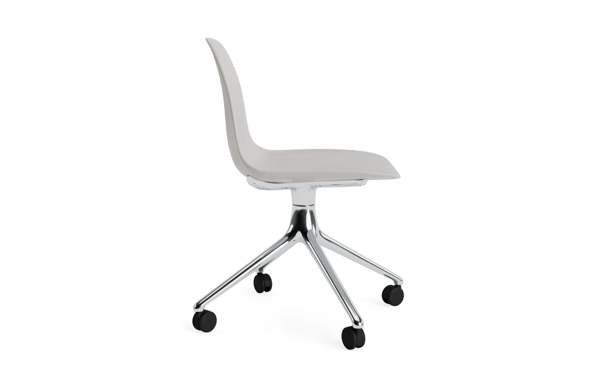 Form Drehstuhl 4W Aluminium/Warmes Grau in Warmes Grau präsentiert im Onlineshop von KAQTU Design AG. Drehstuhl ist von Normann Copenhagen