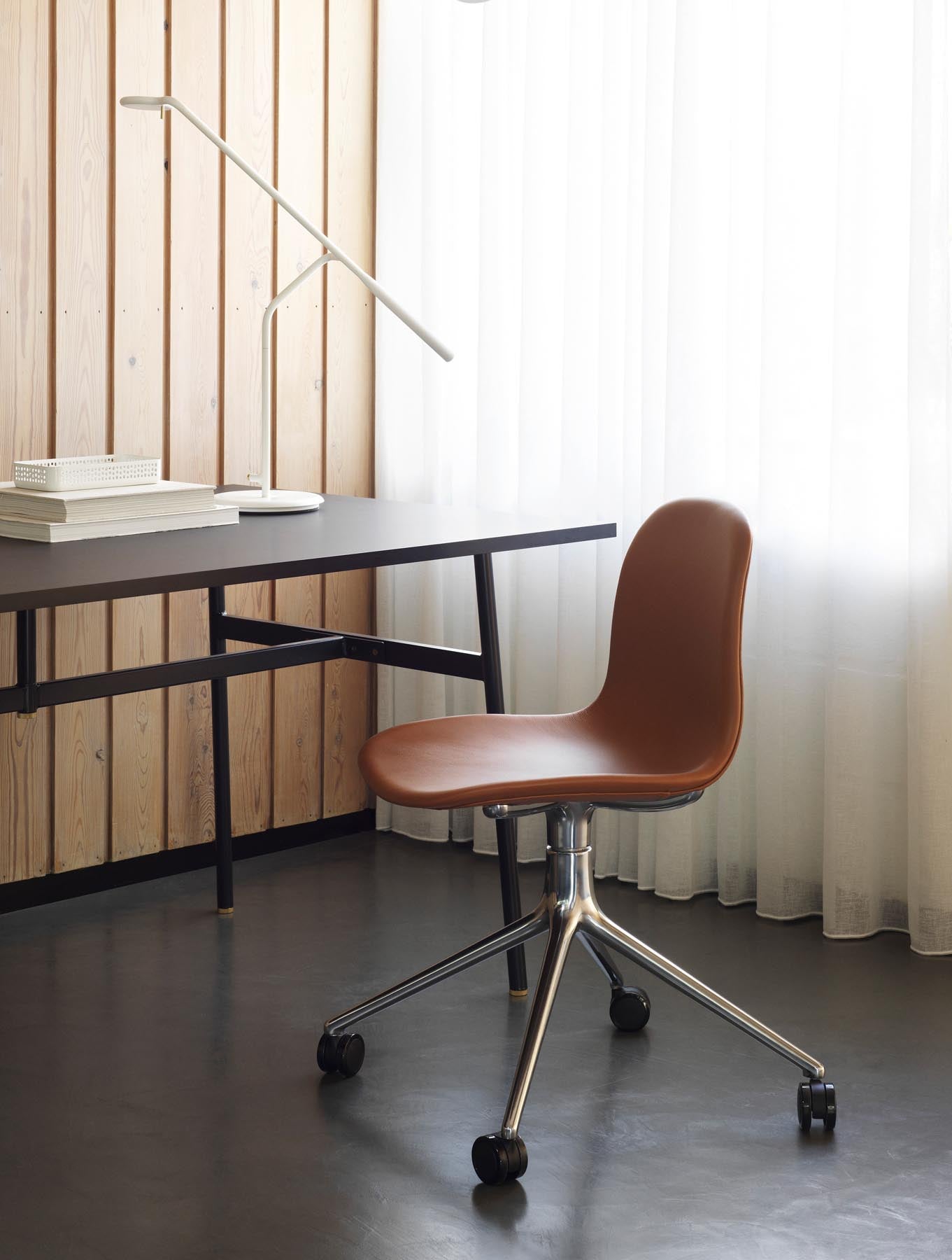 Entdecken Sie den eleganten Form Drehstuhl 4W von Normann Copenhagen. Mit Aluminiumgestell und brauner Sitzschale vereint er Stil und Komfort.