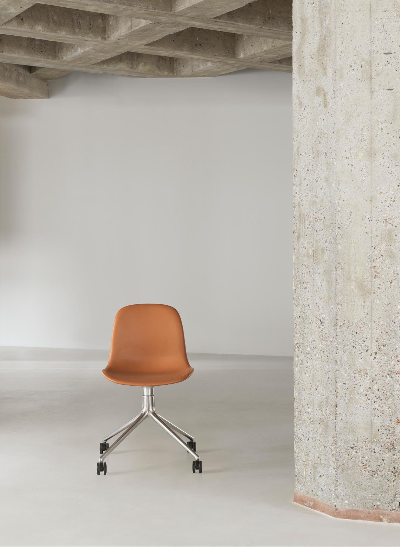 Erleben Sie den Form Drehstuhl 4W von Normann Copenhagen: elegantes Design, maskulines Aluminiumgestell und individuelle Anpassungsoptionen für jeden Raum.