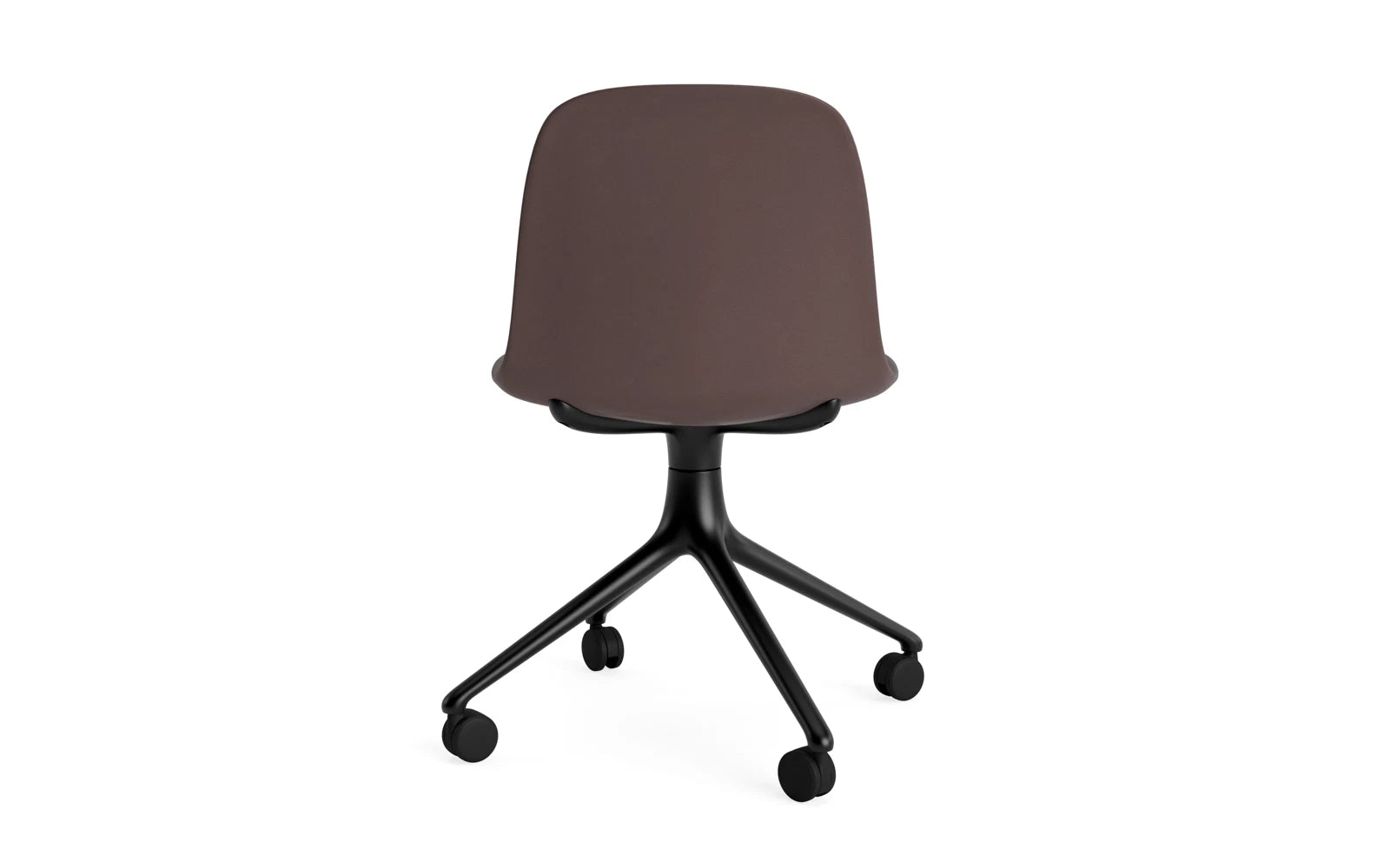 Erleben Sie den Form Drehstuhl 4W von Normann Copenhagen: stilvolles, drehbares Design aus schwarzem Aluminium und braunem Holz, perfekt für modernes Wohnen.