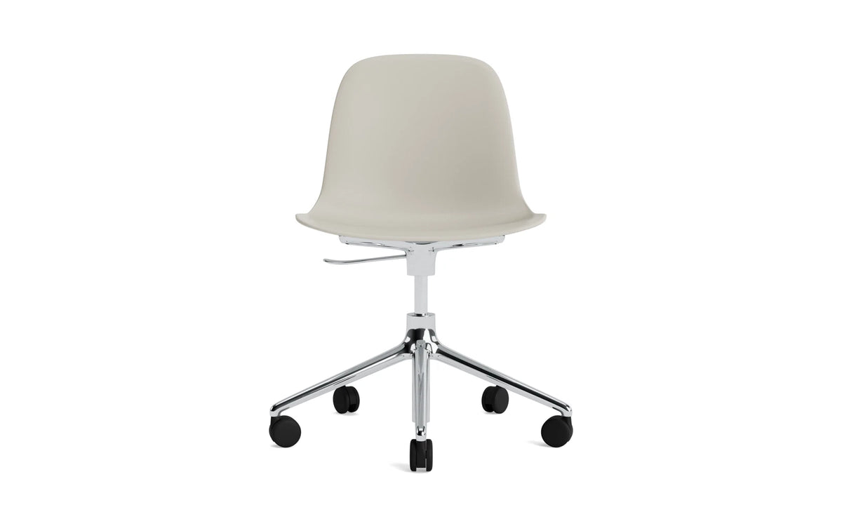 Form Drehstuhl mit Rollen Hellgrau/Aluminium in Hellgrau präsentiert im Onlineshop von KAQTU Design AG. Drehstuhl ist von Normann Copenhagen