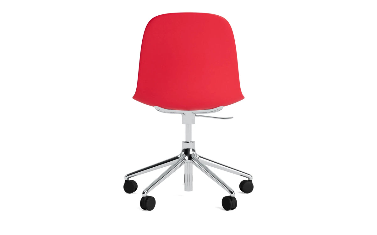 Form Drehstuhl mit Rollen Leuchtendes Rot/Aluminium in Leuchtendes Rot präsentiert im Onlineshop von KAQTU Design AG. Drehstuhl ist von Normann Copenhagen