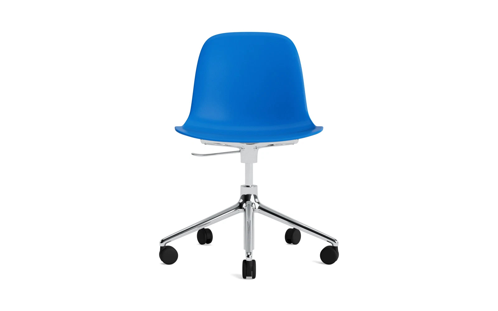 Erleben Sie den Form Drehstuhl in Bright Blue/Aluminium von Normann Copenhagen – ein elegantes Design, das Komfort und Stil für jeden Raum bietet.