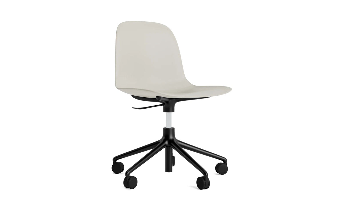 Form Drehstuhl mit Rollen hellgrau/schwarzes Aluminium in Hellgrau präsentiert im Onlineshop von KAQTU Design AG. Drehstuhl ist von Normann Copenhagen