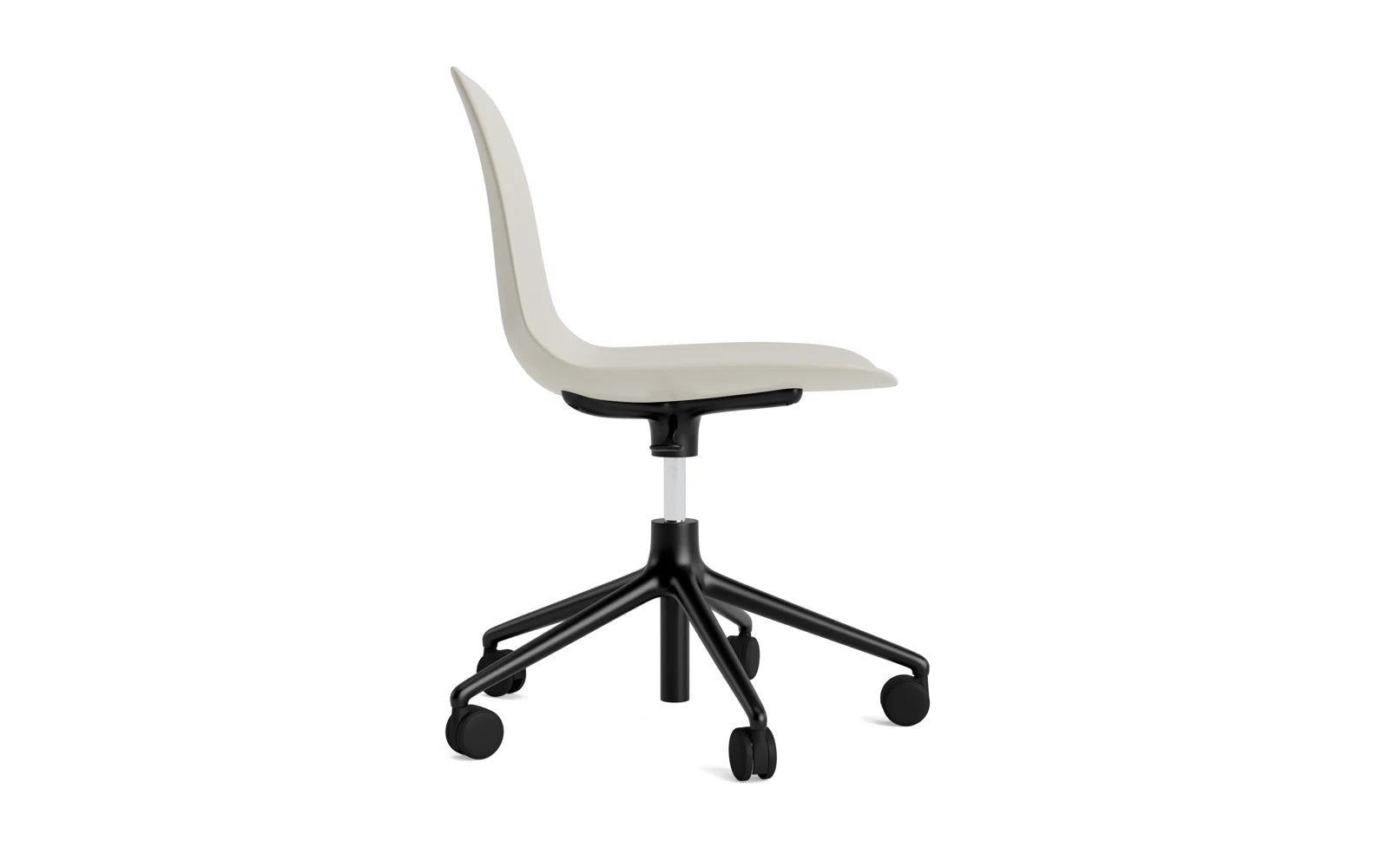 Entdecken Sie den eleganten Form Drehstuhl mit Rollen in hellgrau und schwarzem Aluminium von Normann Copenhagen – ideal für stilvolle Büros und moderne Räume.