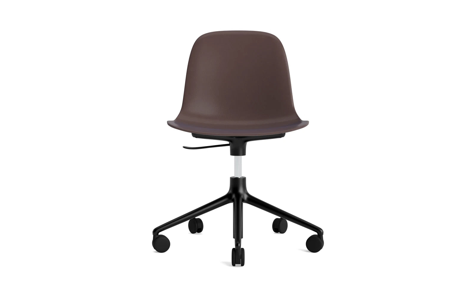 Entdecken Sie den eleganten Form Drehstuhl mit Rollen in Braun und schwarzem Aluminium von Normann Copenhagen – ideal für modernes Wohnen und Arbeiten.