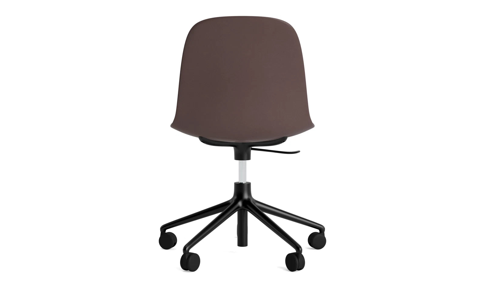 Entdecken Sie den eleganten Form Drehstuhl mit Rollen in Braun und schwarzem Aluminium von Normann Copenhagen – ideal für modernes Wohnen und Arbeiten.