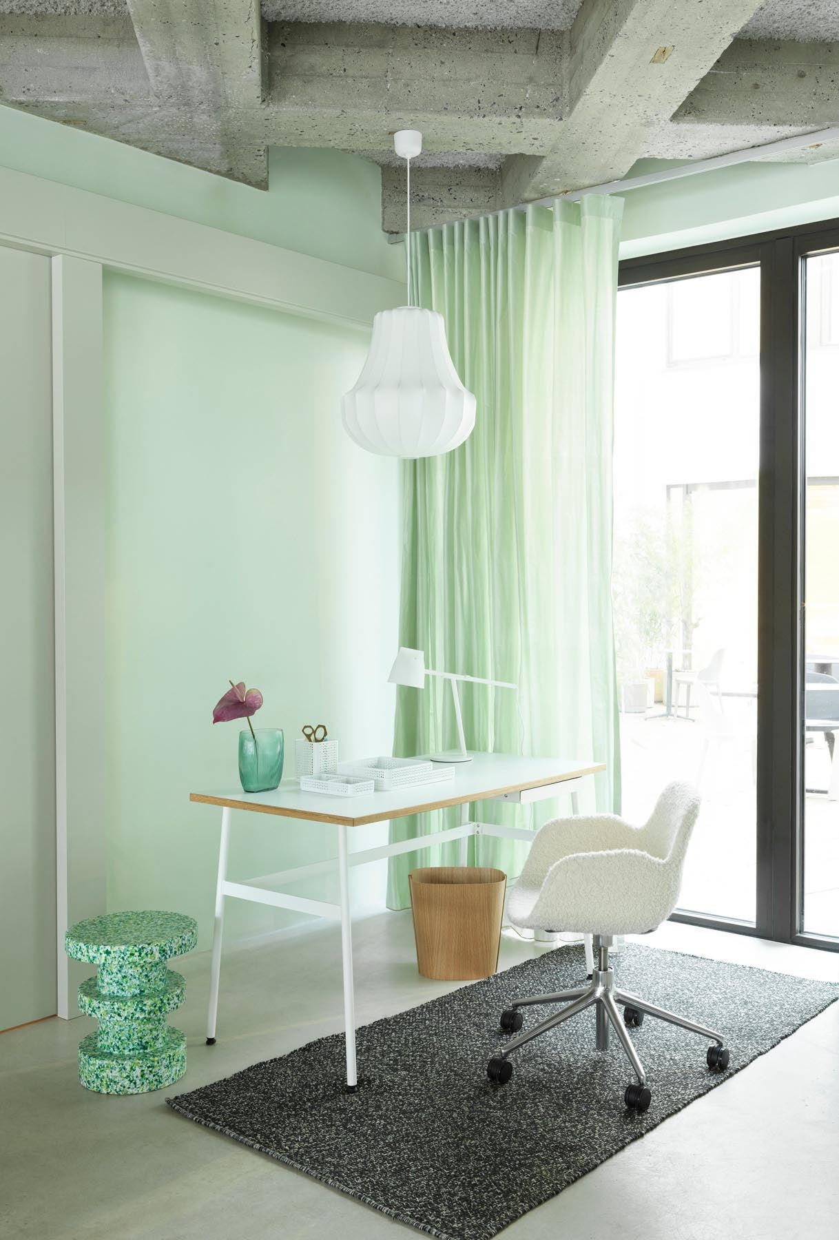 Erleben Sie den stilvollen Form Drehstuhl mit Rollen in Braun und schwarzem Aluminium von Normann Copenhagen – die perfekte Kombination aus Design und Funktionalität.