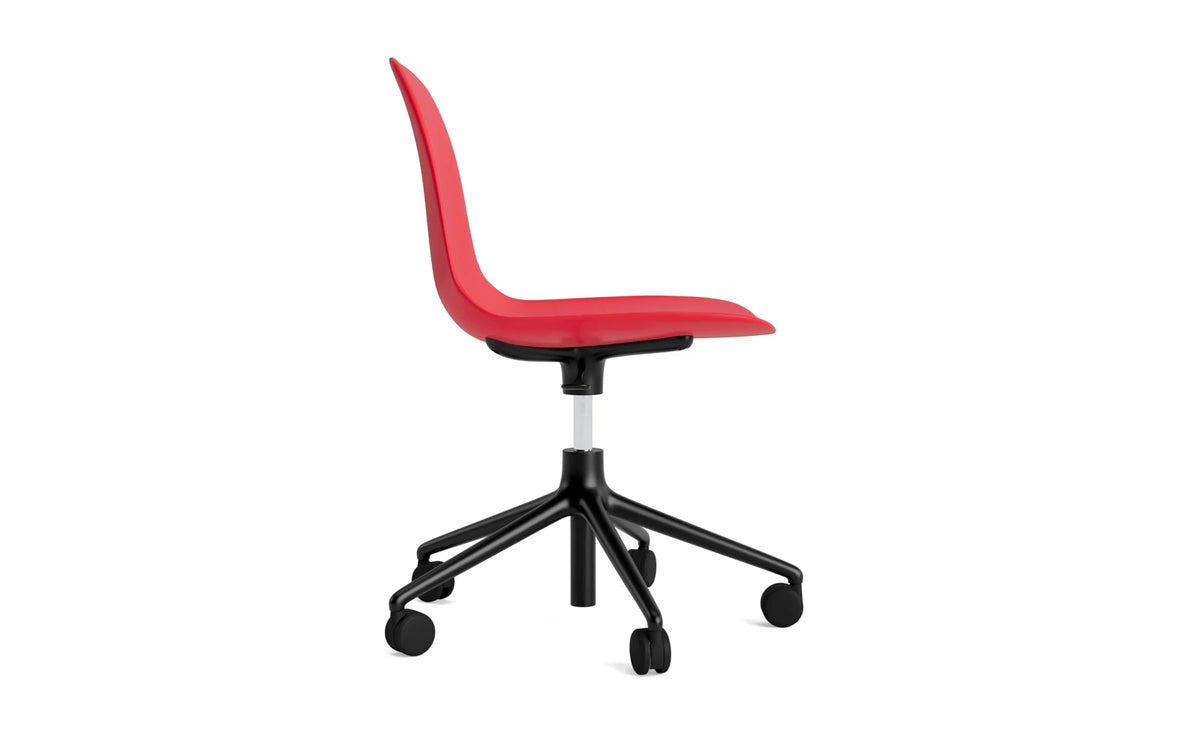 Form Drehstuhl mit Rollen Leuchtendes Rot/schwarzes Aluminium in Leuchtendes Rot präsentiert im Onlineshop von KAQTU Design AG. Drehstuhl ist von Normann Copenhagen