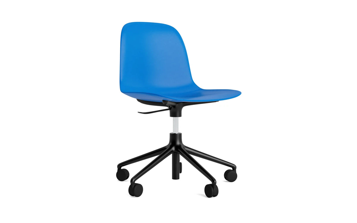 Form Drehstuhl mit Rollen Leuchtendes Blau/schwarzes Aluminium in Leuchtendes Blau präsentiert im Onlineshop von KAQTU Design AG. Drehstuhl ist von Normann Copenhagen