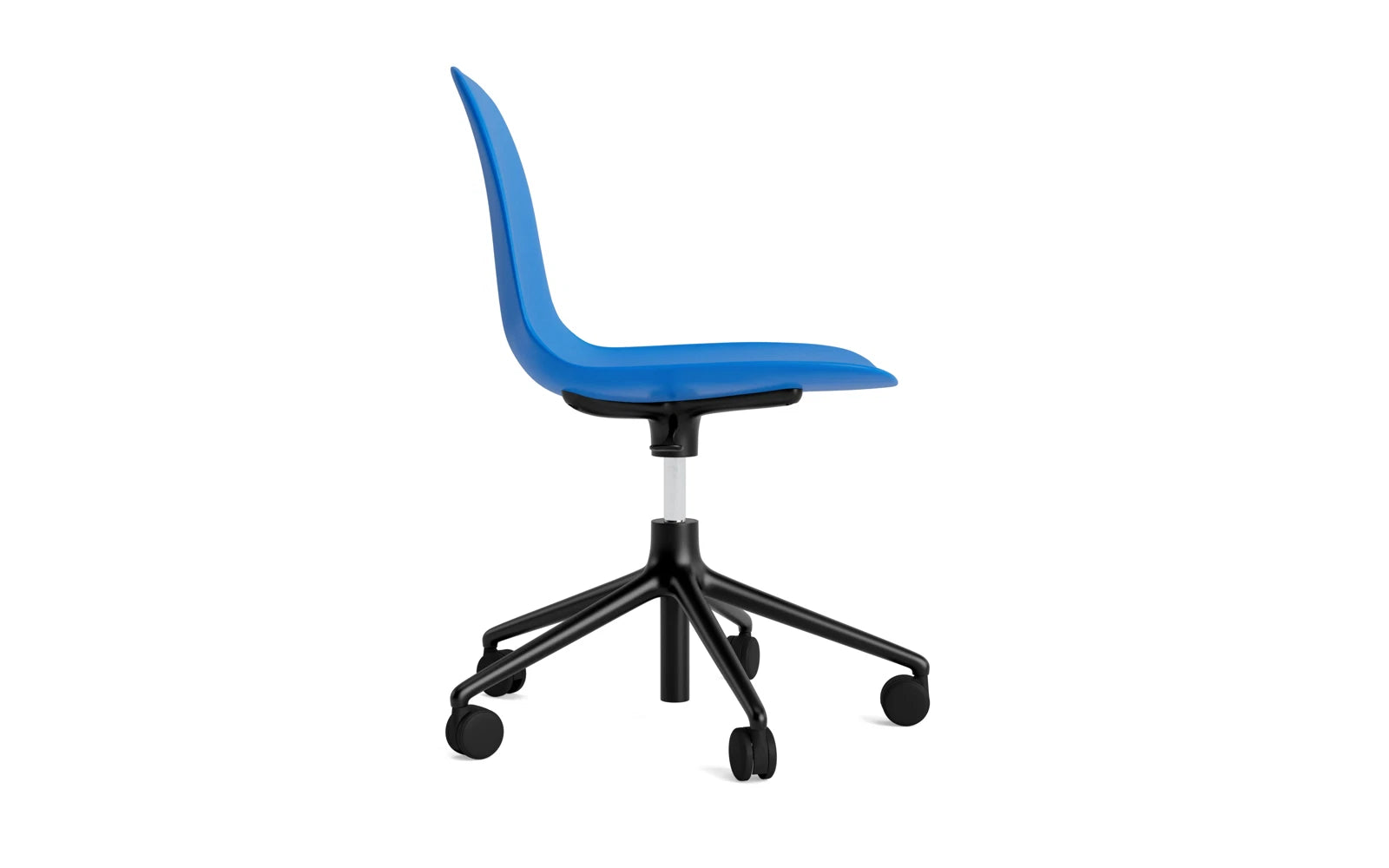 Entdecken Sie den Form Drehstuhl von Normann Copenhagen: Ein eleganter, blauer Stuhl mit schwarzem Aluminium, ideal für modernes Wohnen und Arbeiten.