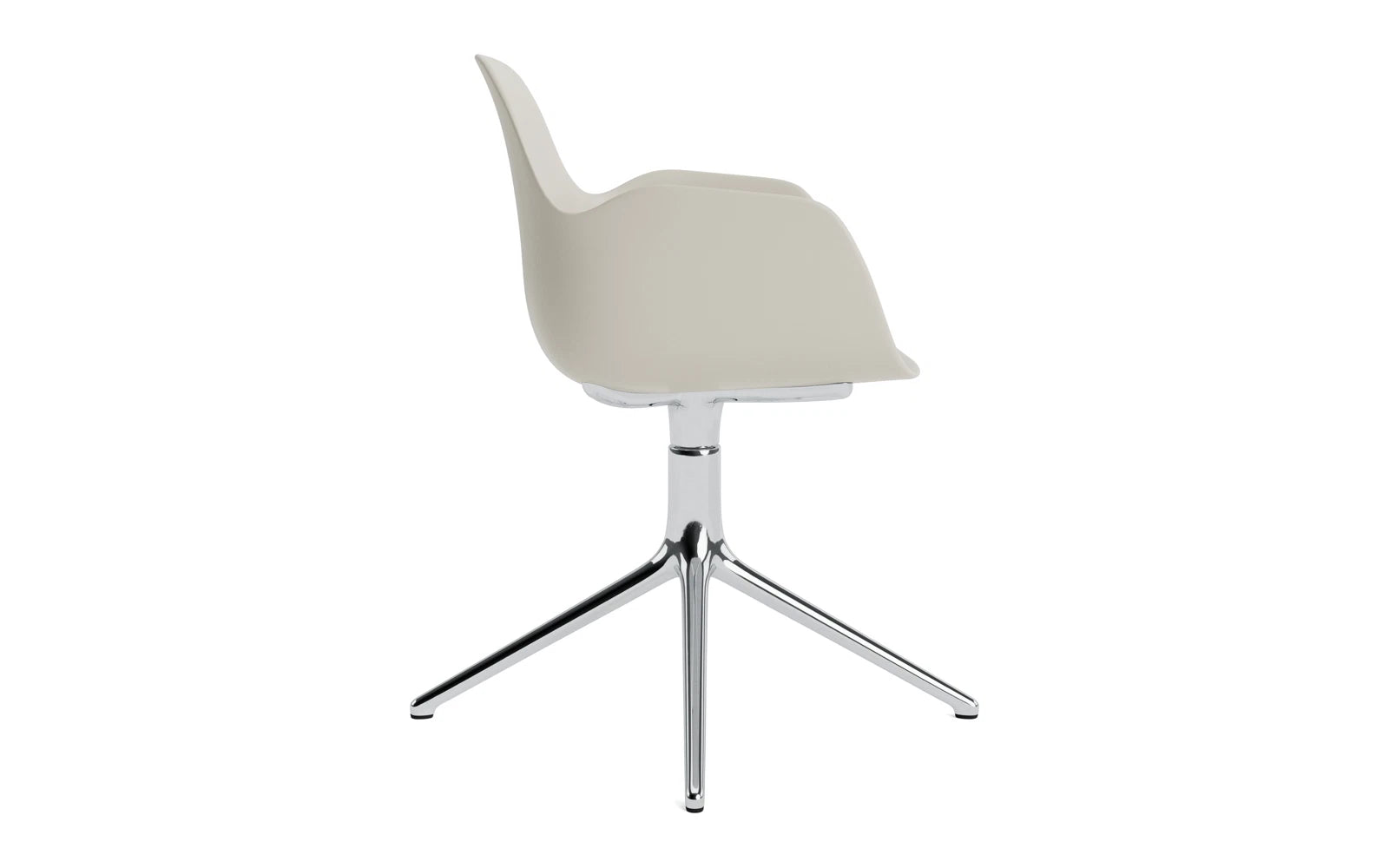 Genießen Sie den eleganten Form Drehsessel in Hellgrau mit Aluminiumgestell von Normann Copenhagen – ideal für modernes Wohnen und Arbeiten.