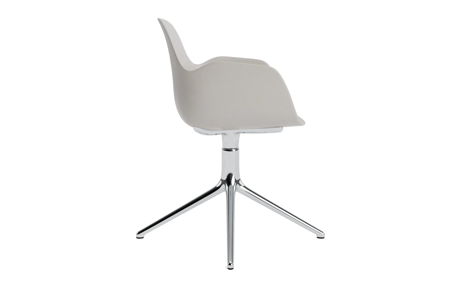 Erleben Sie den Form Drehsessel in elegantem warmen Grau und Aluminium – ein stilvolles Möbelstück, das Funktionalität und modernes Design vereint.