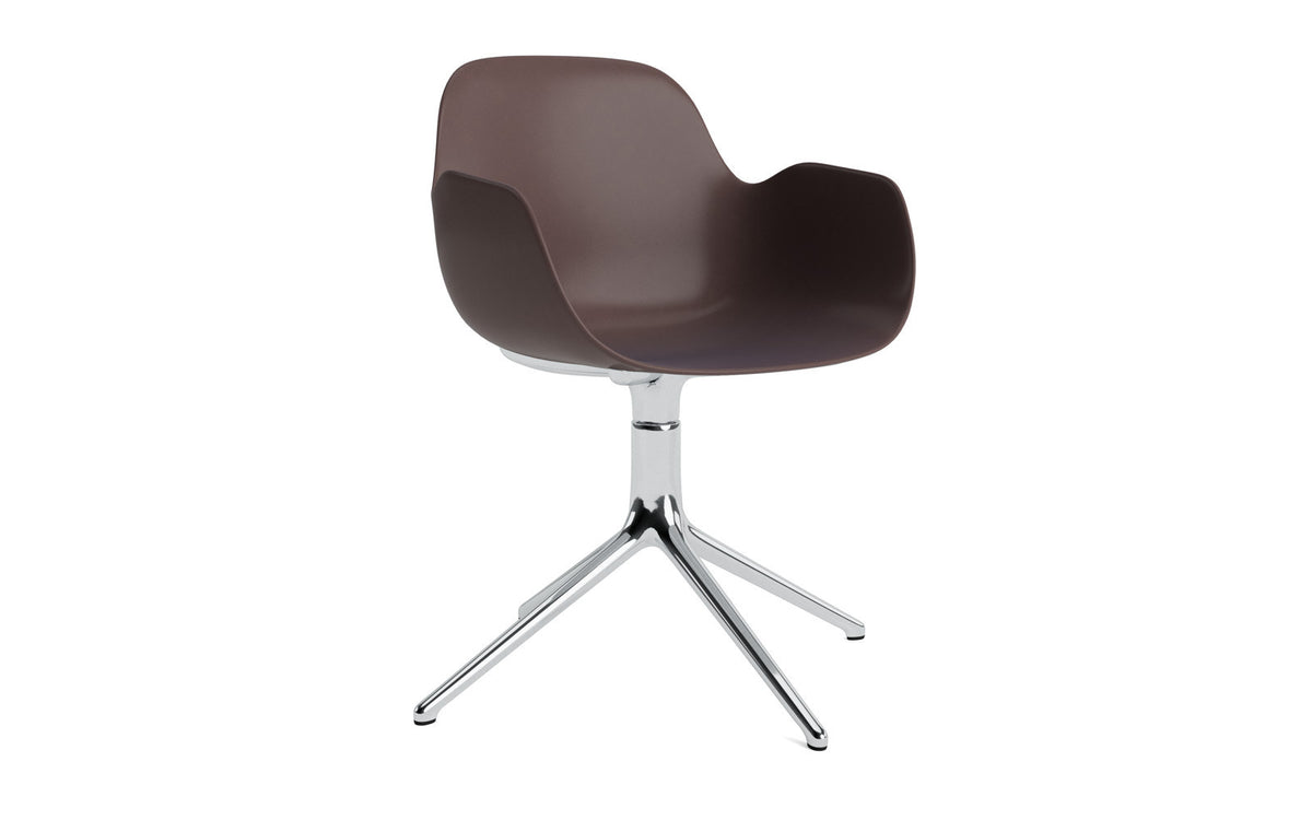 Form Drehstuhl Alu von Normann Copenhagen: Schalenstuhl mit Armlehnen, Sitzschale aus Polypropylen, Drehfuss aus Aluminium, in Weiss.
