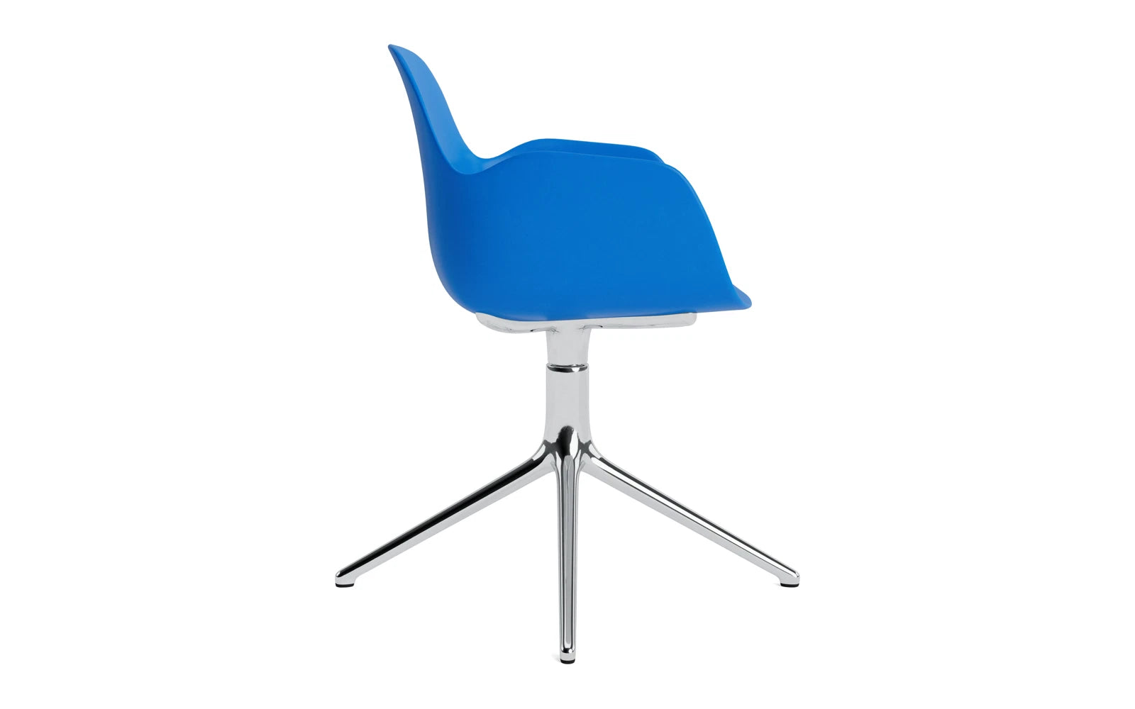 Genießen Sie den Form Drehsessel in lebhaftem Blau mit Aluminiumgestell von Normann Copenhagen – ein elegantes Designhighlight für jeden Raum.