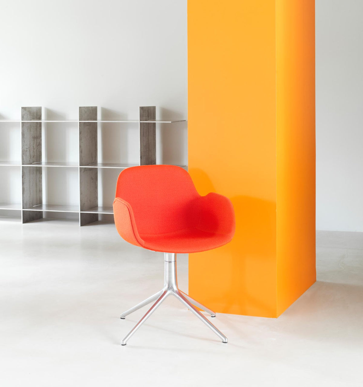 Form Drehstuhl Warmes grau/schwarzes Aluminium in Warmes Grau präsentiert im Onlineshop von KAQTU Design AG. Bürostuhl ist von Normann Copenhagen