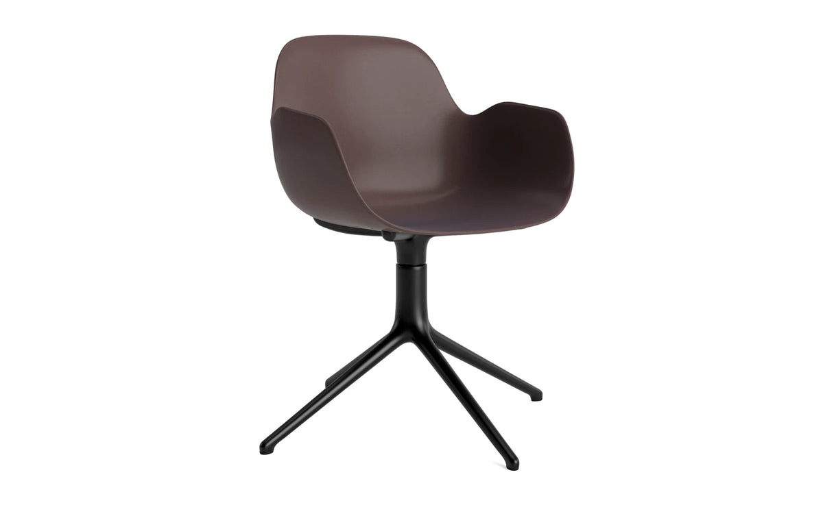 Form Drehstuhl Braun/schwarzes Aluminium in Braun präsentiert im Onlineshop von KAQTU Design AG. Bürostuhl ist von Normann Copenhagen