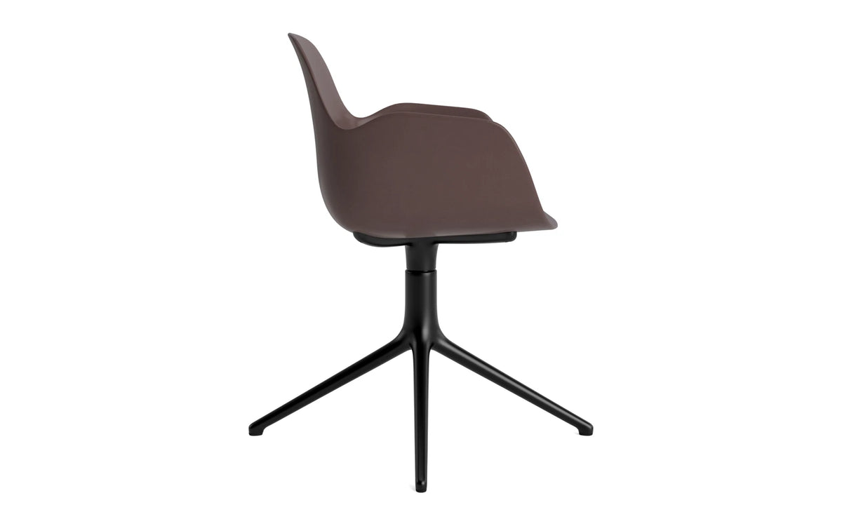 Form Drehstuhl Braun/schwarzes Aluminium in Braun präsentiert im Onlineshop von KAQTU Design AG. Bürostuhl ist von Normann Copenhagen