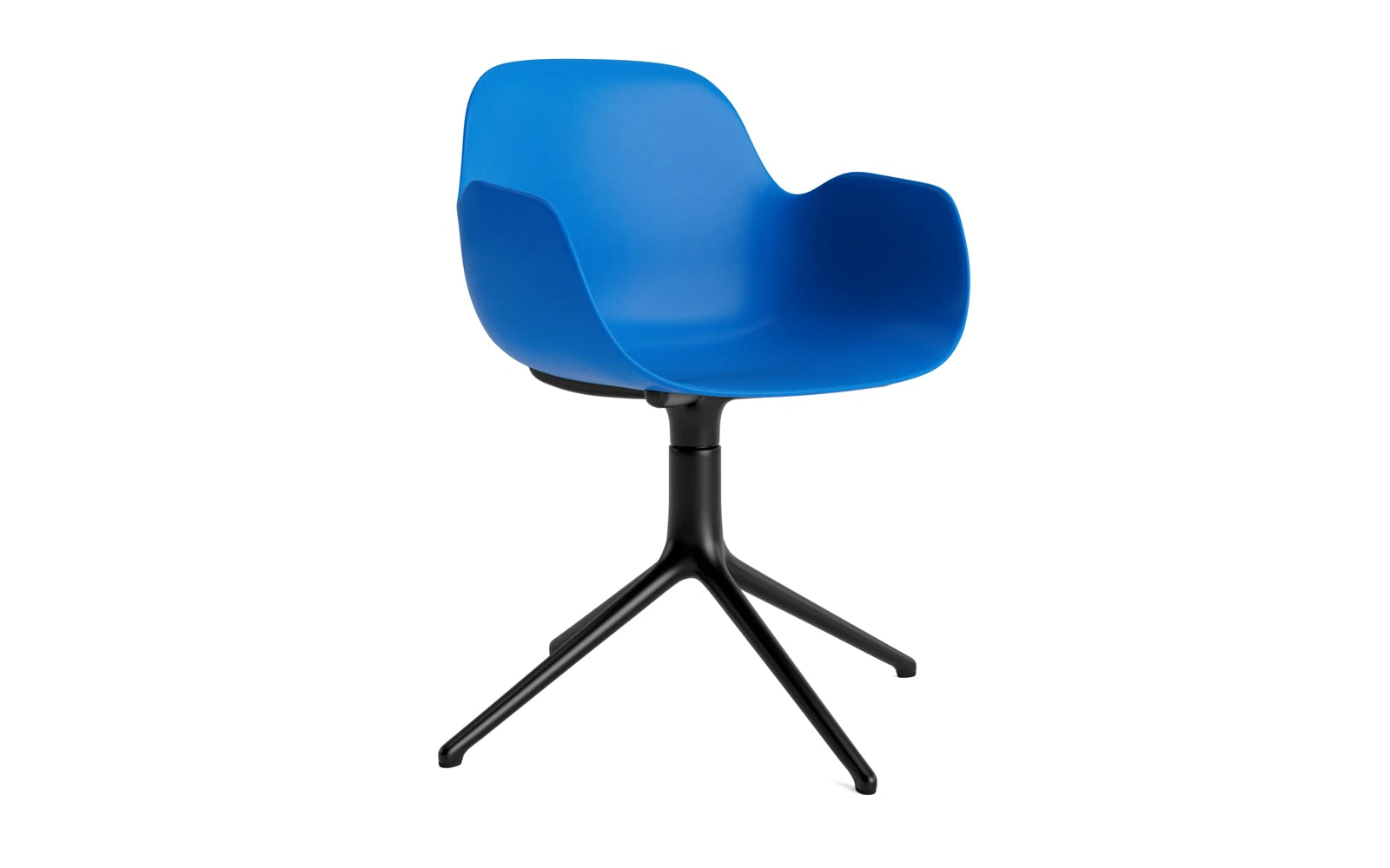 Form Drehsessel Leuchtendes Blau/schwarzes Aluminium in präsentiert im Onlineshop von KAQTU Design AG. Sessel ist von Normann Copenhagen