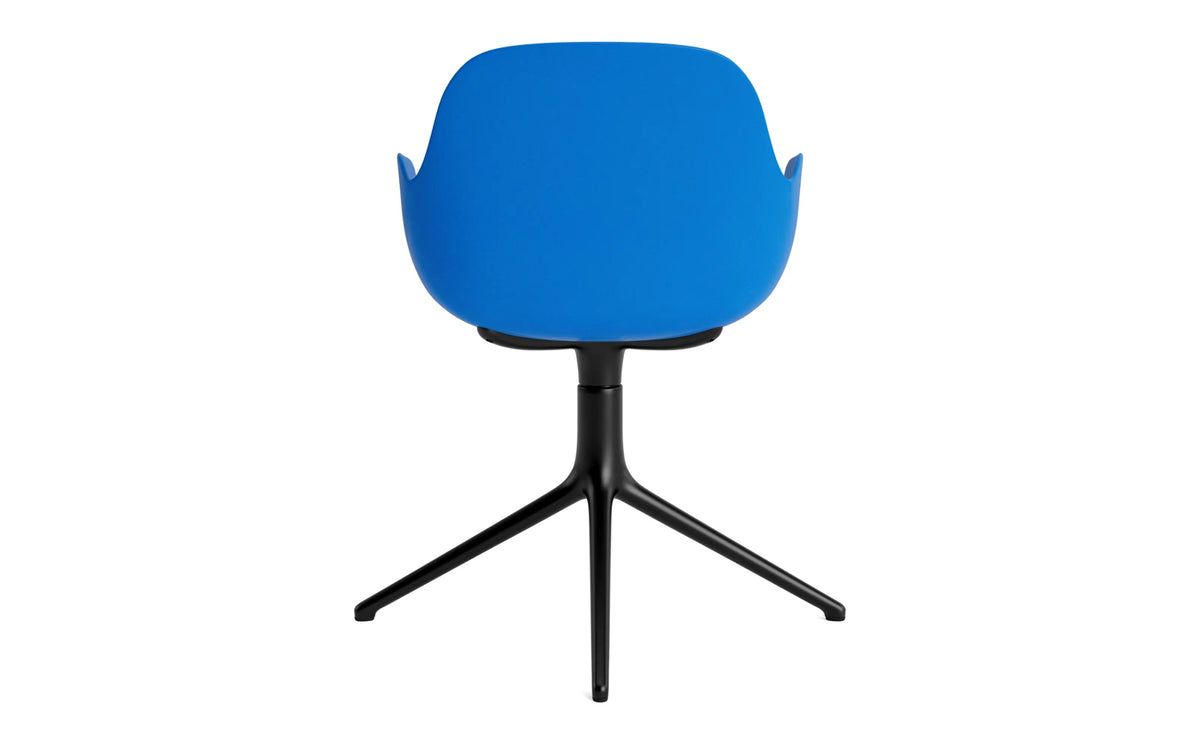 Form Drehstuhl Leuchtendes Blau/schwarzes Aluminium in Leuchtendes Blau präsentiert im Onlineshop von KAQTU Design AG. Bürostuhl ist von Normann Copenhagen