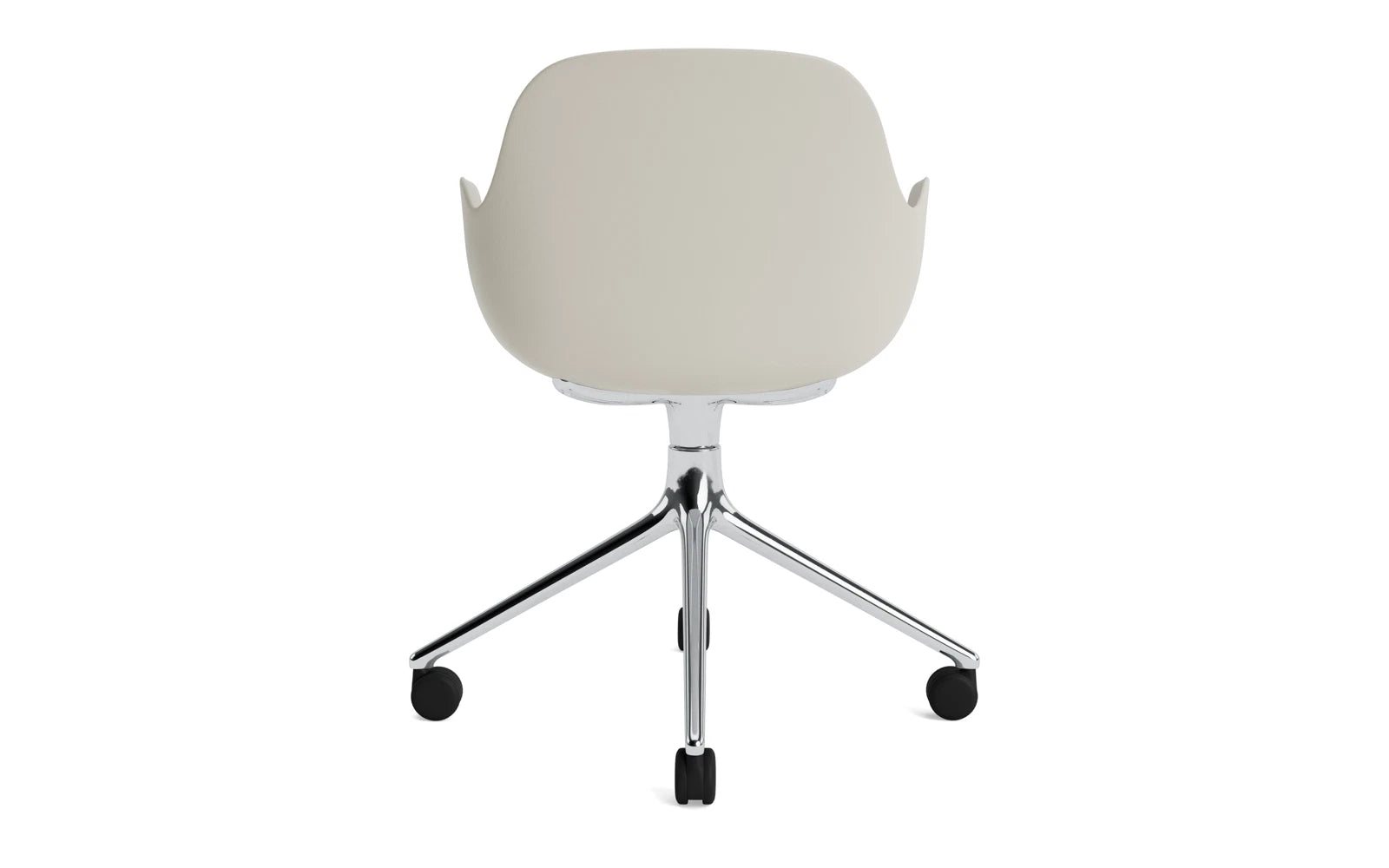 Erleben Sie den Form Drehsessel 4W von Normann Copenhagen: Ein eleganter, drehbarer Sessel aus Aluminium in Hellgrau, perfekt für stilvolle Büros und Besprechungsräume.