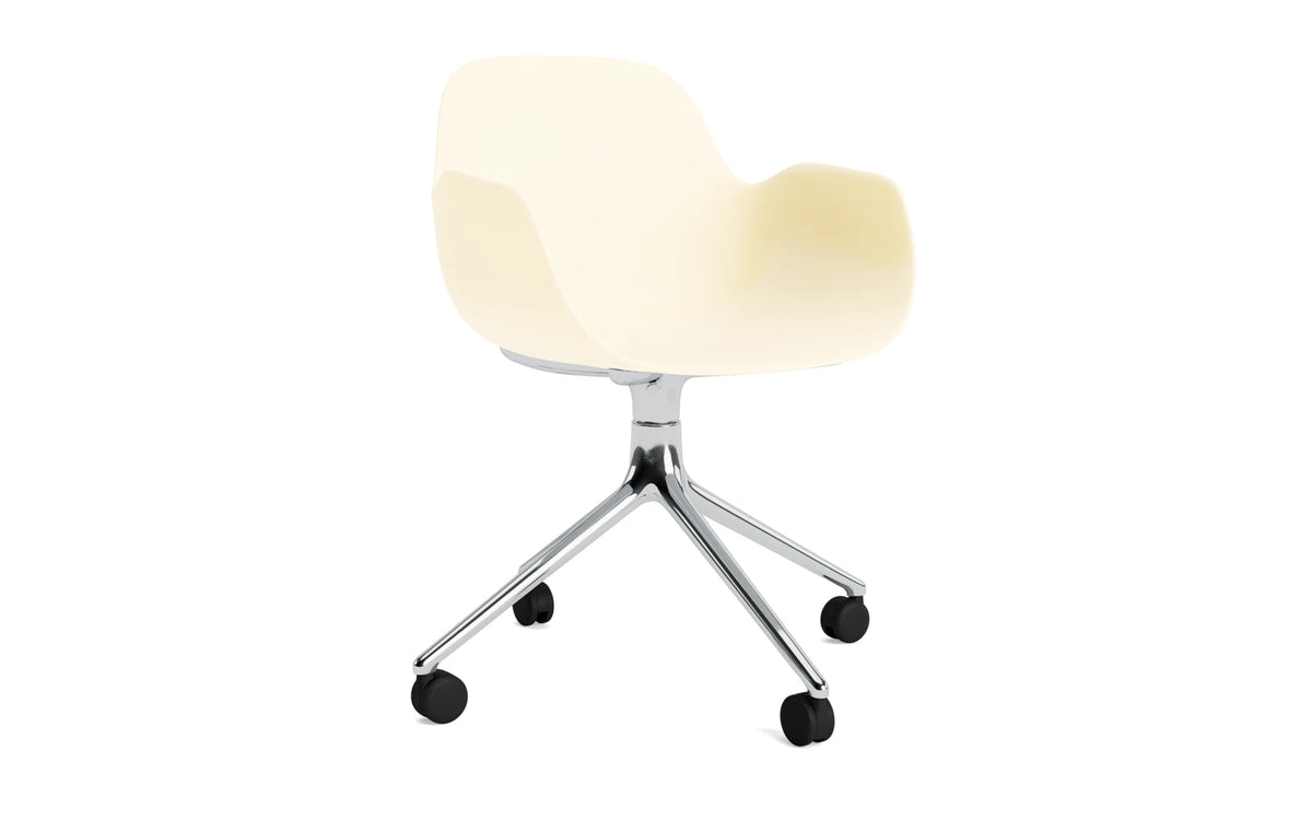 Form Drehstuhl 4W Aluminium/Creme in Creme präsentiert im Onlineshop von KAQTU Design AG. Bürostuhl ist von Normann Copenhagen