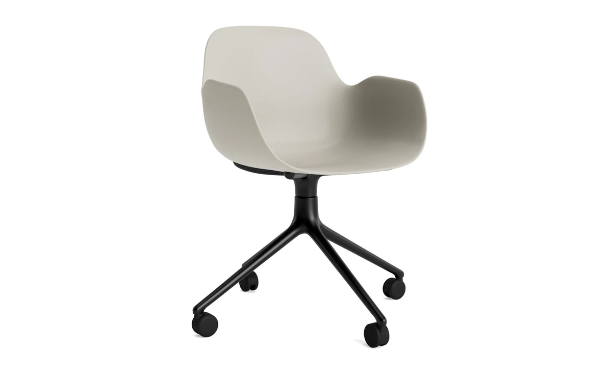 Form Drehstuhl 4W schwarzes Aluminium/Hellgrau in Hellgrau präsentiert im Onlineshop von KAQTU Design AG. Bürostuhl ist von Normann Copenhagen