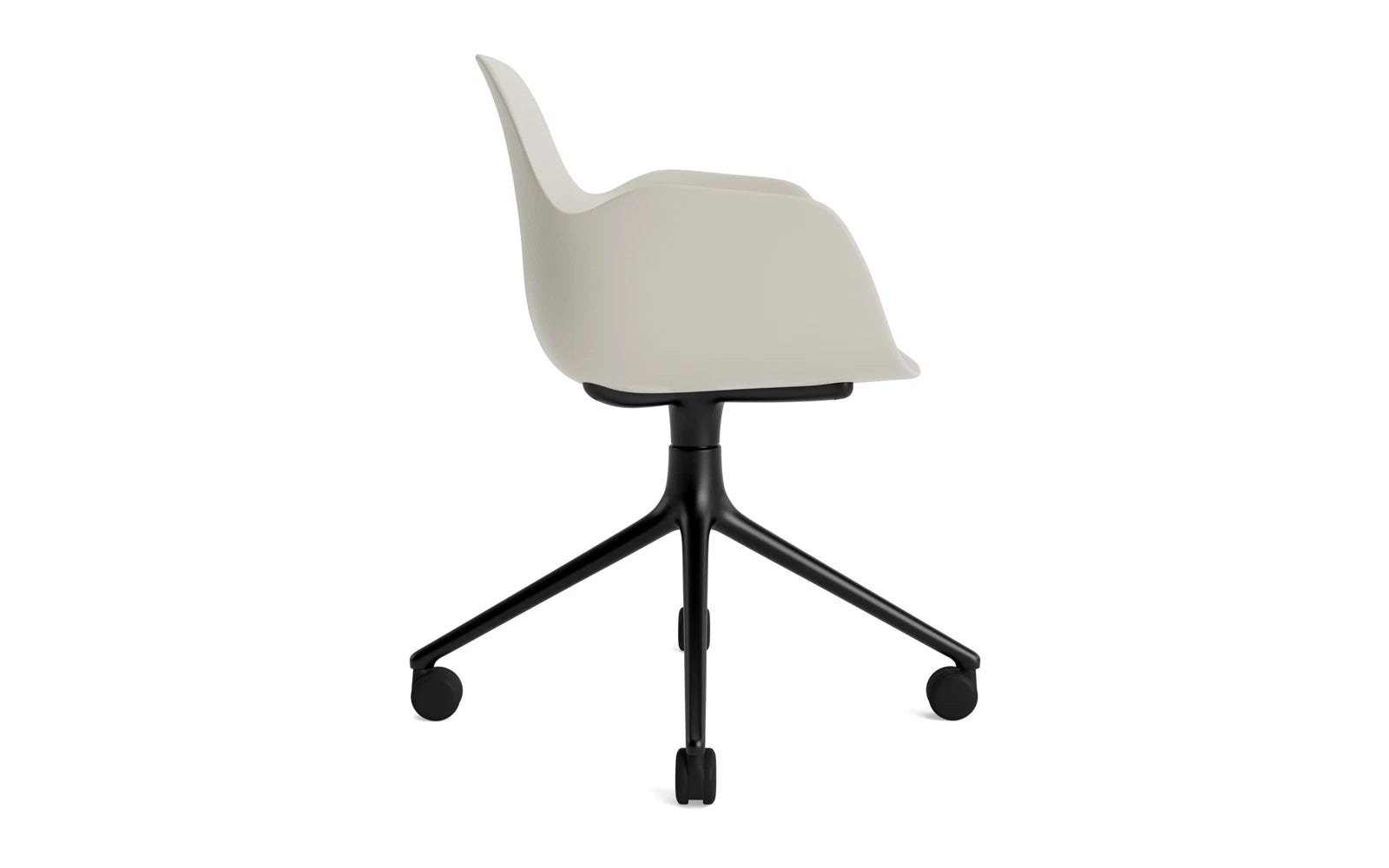 Entdecken Sie den Form Drehsessel 4W von Normann Copenhagen: elegantes, drehbares Design mit schwarzem Aluminium und hellgrauer Sitzschale für jeden Raum.