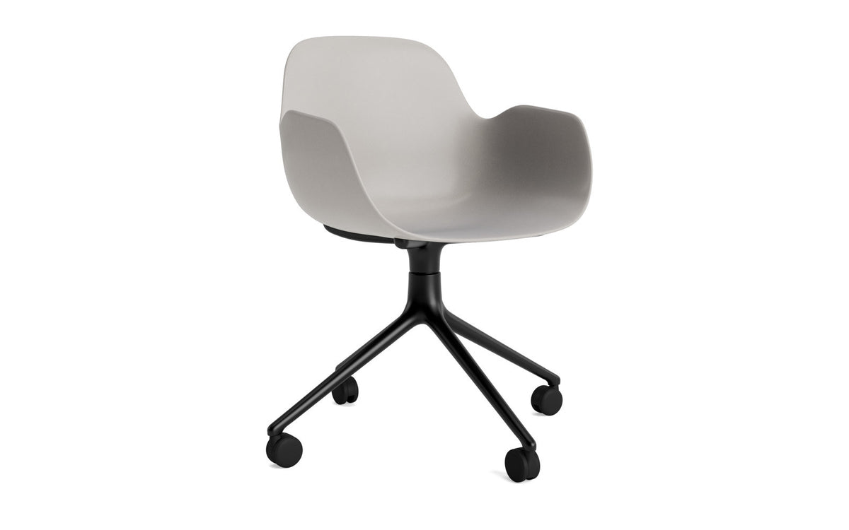 Form Drehstuhl 4W schwarzes Aluminium/Warmes grau in Warmes grau präsentiert im Onlineshop von KAQTU Design AG. Bürostuhl ist von Normann Copenhagen