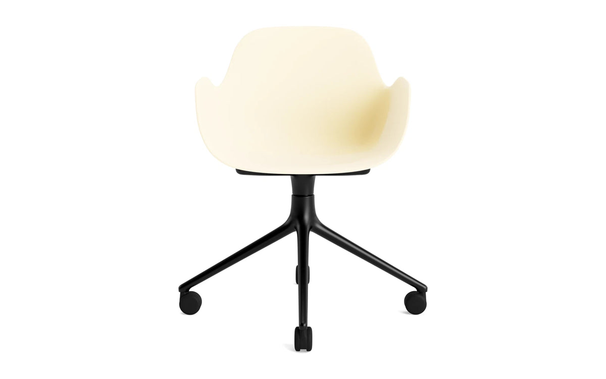 Form Drehstuhl 4W schwarzes Aluminium/Creme in Creme präsentiert im Onlineshop von KAQTU Design AG. Bürostuhl ist von Normann Copenhagen