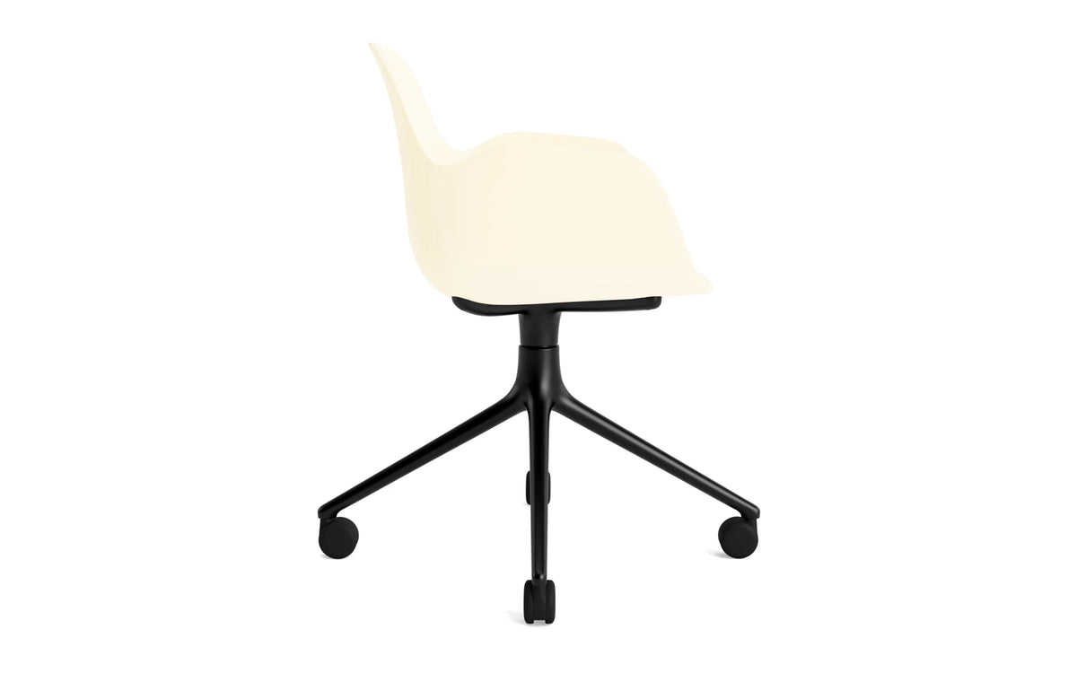 Form Drehstuhl 4W schwarzes Aluminium/Creme in Creme präsentiert im Onlineshop von KAQTU Design AG. Bürostuhl ist von Normann Copenhagen