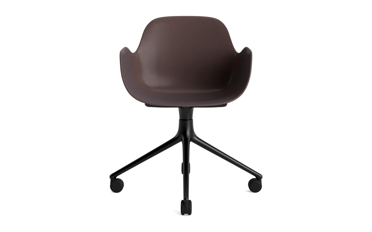 Form Drehstuhl 4W schwarzes Aluminium/Braun in Braun präsentiert im Onlineshop von KAQTU Design AG. Bürostuhl ist von Normann Copenhagen