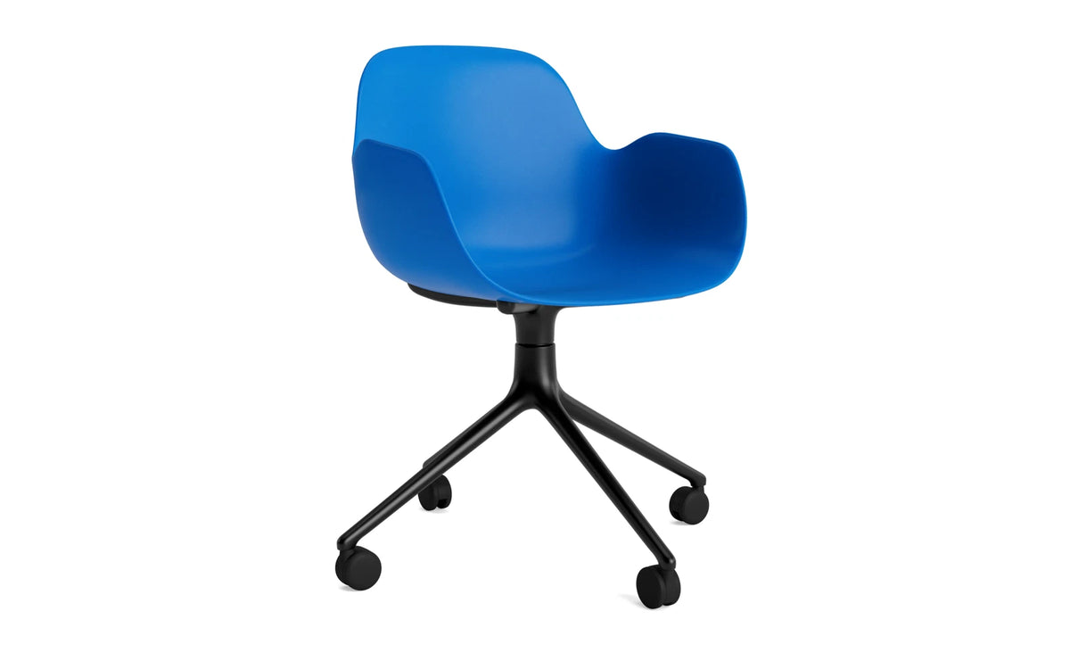 Form Drehstuhl 4W schwarzes Aluminium/Leuchtendes blau in Leuchtendes blau präsentiert im Onlineshop von KAQTU Design AG. Bürostuhl ist von Normann Copenhagen