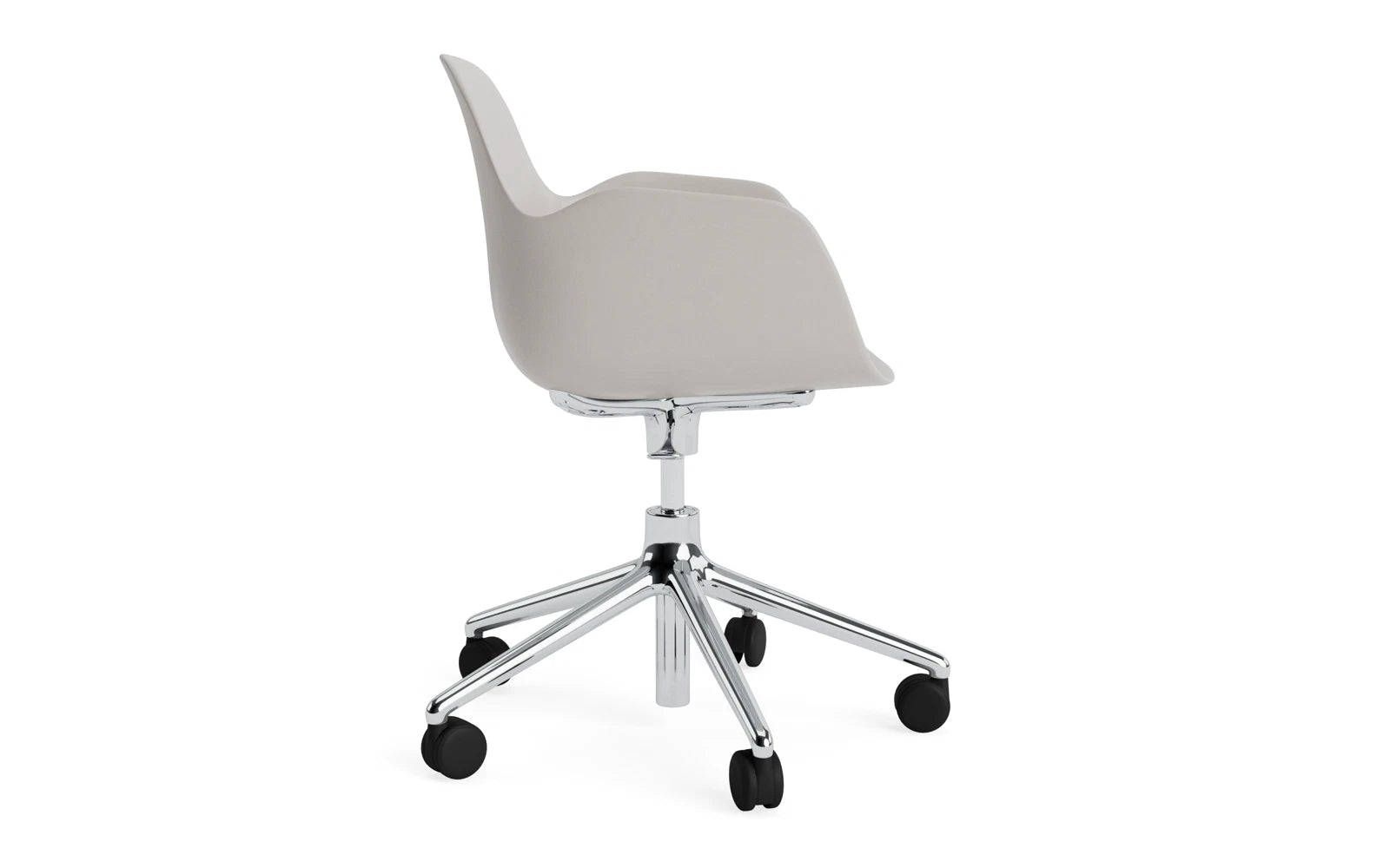 Entdecken Sie den eleganten Form Drehsessel in warmem Grau mit Aluminiumgestell von Normann Copenhagen – ideal für modernes Wohnen und Arbeiten.