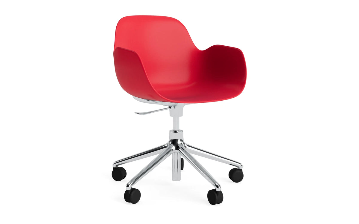 Form Drehstuhl mit Rollen Leuchtendes rot/Aluminium in Leuchtendes rot präsentiert im Onlineshop von KAQTU Design AG. Bürostuhl ist von Normann Copenhagen