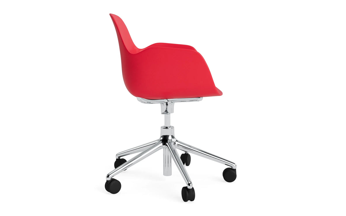 Form Drehstuhl mit Rollen Leuchtendes rot/Aluminium in Leuchtendes rot präsentiert im Onlineshop von KAQTU Design AG. Bürostuhl ist von Normann Copenhagen