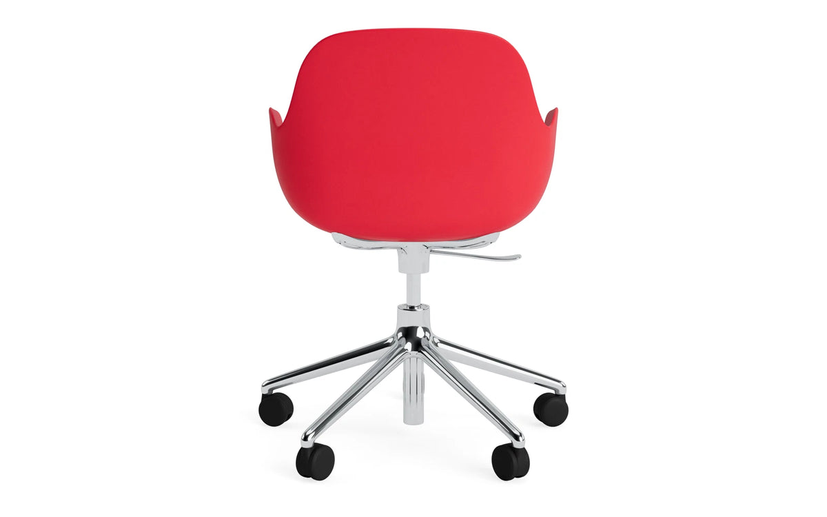 Form Drehstuhl mit Rollen Leuchtendes rot/Aluminium in Leuchtendes rot präsentiert im Onlineshop von KAQTU Design AG. Bürostuhl ist von Normann Copenhagen