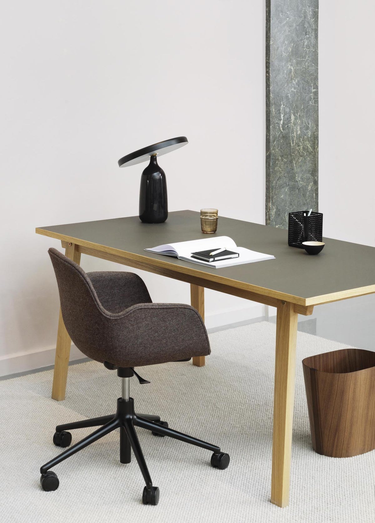 Form Drehstuhl mit Rollen Hellgrau/schwarzes Aluminium in Hellgrau präsentiert im Onlineshop von KAQTU Design AG. Bürostuhl ist von Normann Copenhagen