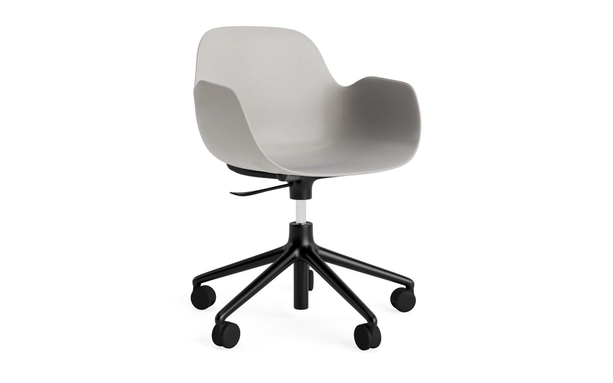 Form Drehstuhl mit Rollen Warmes grau/schwarzes Aluminium in Warmes grau präsentiert im Onlineshop von KAQTU Design AG. Bürostuhl ist von Normann Copenhagen