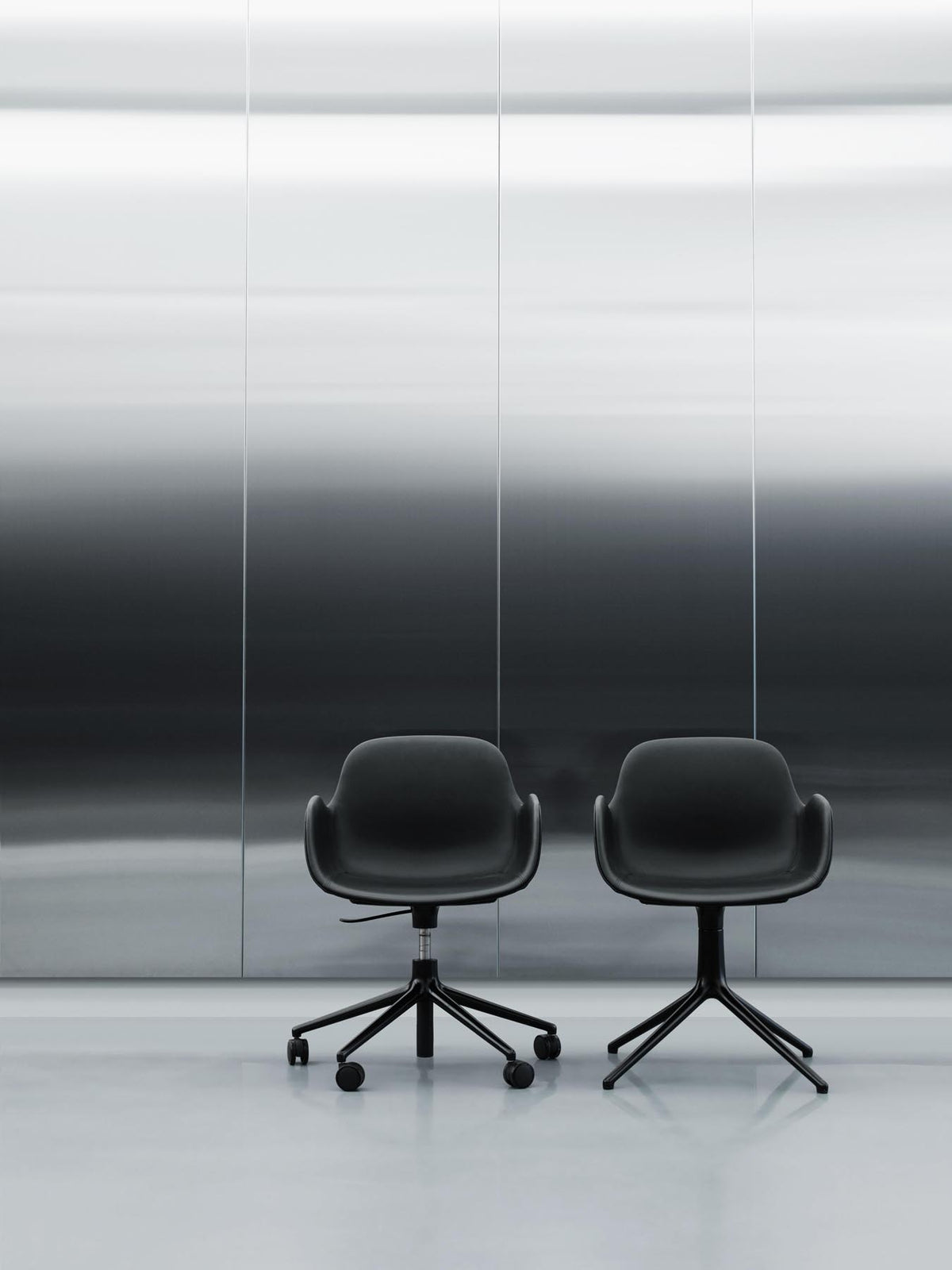 Form Drehstuhl mit Rollen Warmes grau/schwarzes Aluminium in Warmes grau präsentiert im Onlineshop von KAQTU Design AG. Bürostuhl ist von Normann Copenhagen