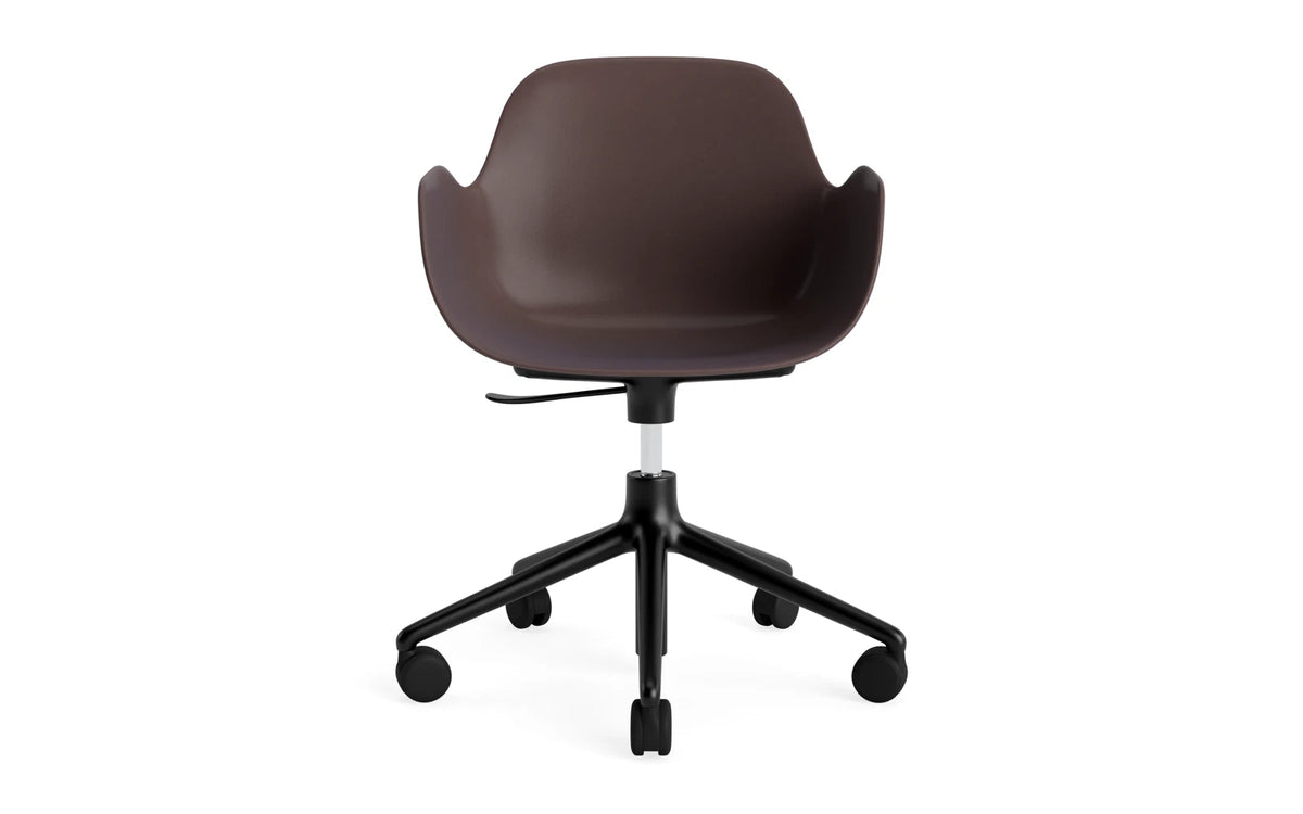 Form Drehstuhl mit Rollen braun/schwarzes Aluminium in braun präsentiert im Onlineshop von KAQTU Design AG. Bürostuhl ist von Normann Copenhagen
