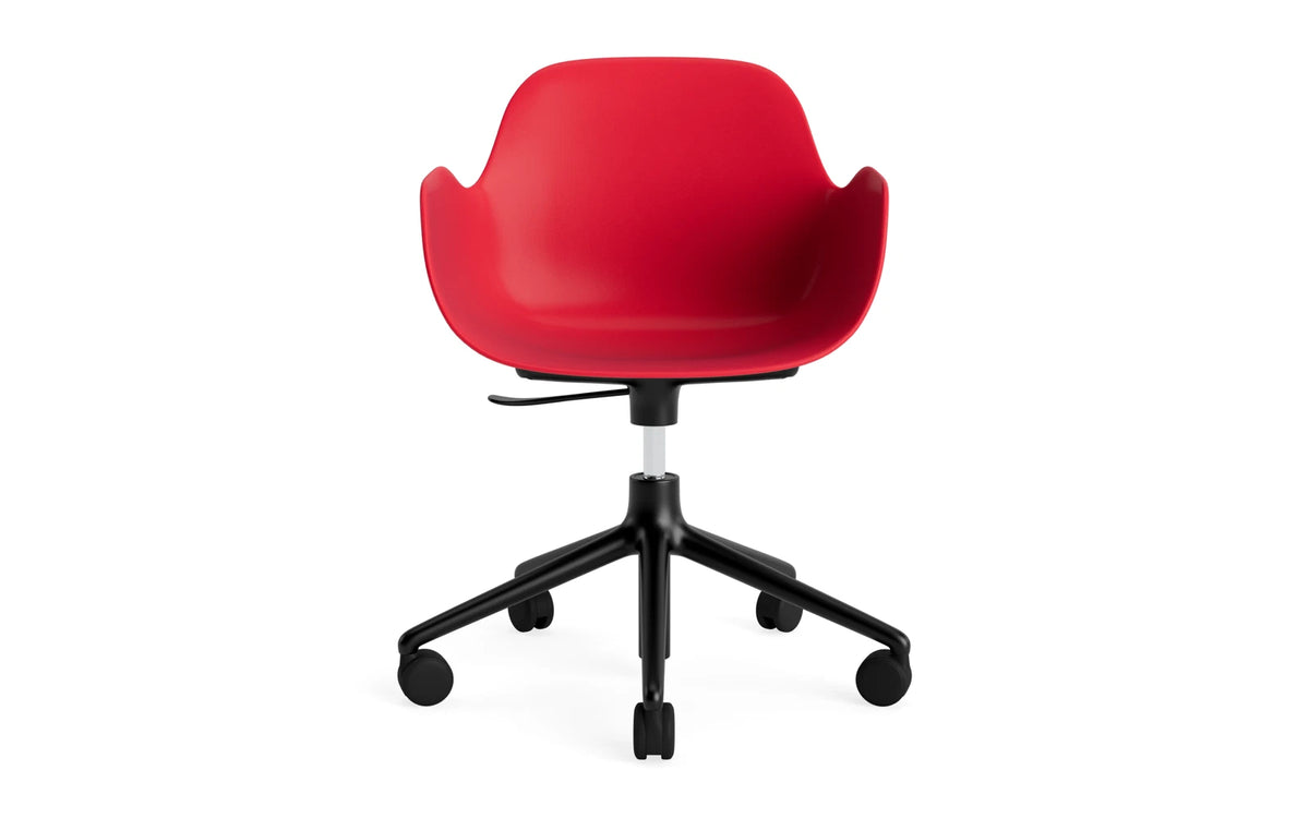 Form Drehstuhl mit Rollen Leuchtendes rot/schwarzes Aluminium in Leuchtendes rot präsentiert im Onlineshop von KAQTU Design AG. Bürostuhl ist von Normann Copenhagen