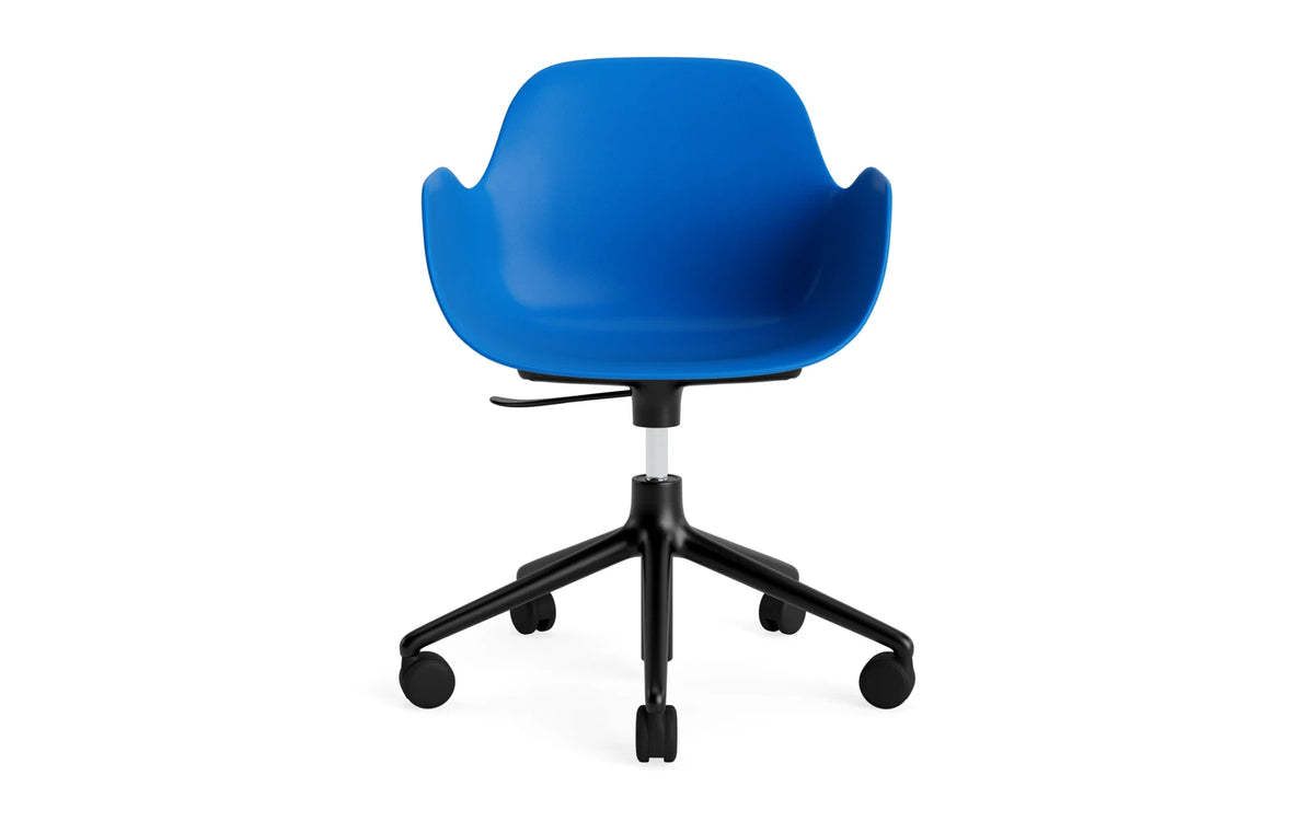 Form Drehstuhl mit Rollen Leuchtendes blau/schwarzes Aluminium in Leuchtendes blau präsentiert im Onlineshop von KAQTU Design AG. Bürostuhl ist von Normann Copenhagen